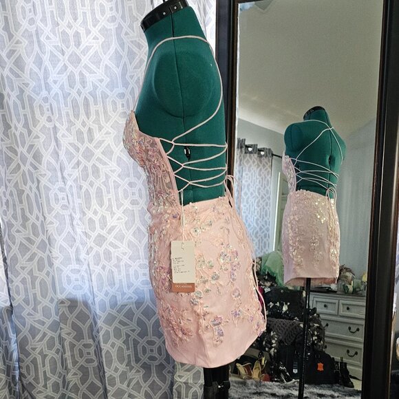 Stacee Embroidered Formal Gown – NWT – Size 0 / 32 - Picture 3 of 6